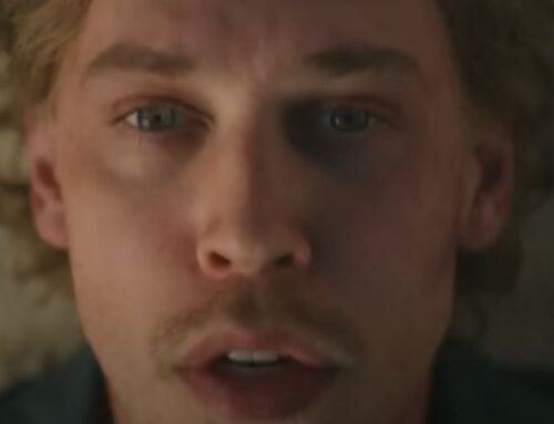 Zoë Kravitz & Austin Butler Heat Up In ‘Caught Stealing’ Trailer