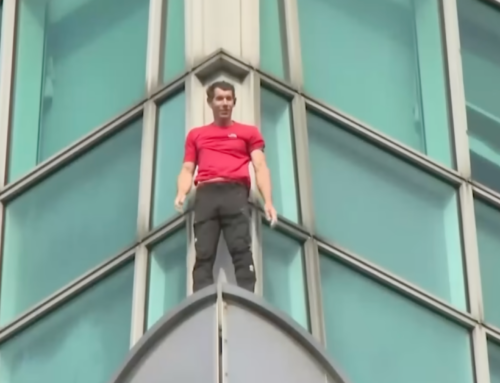 Rock Climber Reaches Top of Taipei Skyscraper Without Ropes